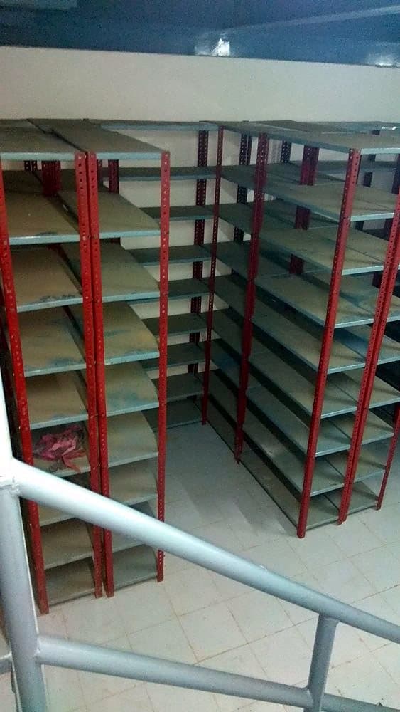 गोदाम का रास्ता, दोनों तरफ़ लाल-ग्रे स्टील रैक