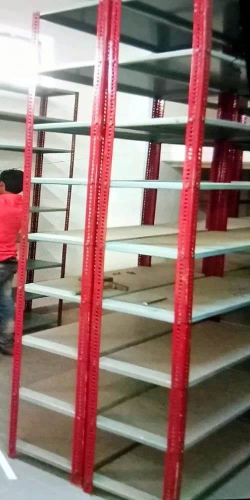 लाल खंभों और ग्रे खानों वाले स्टील रैक